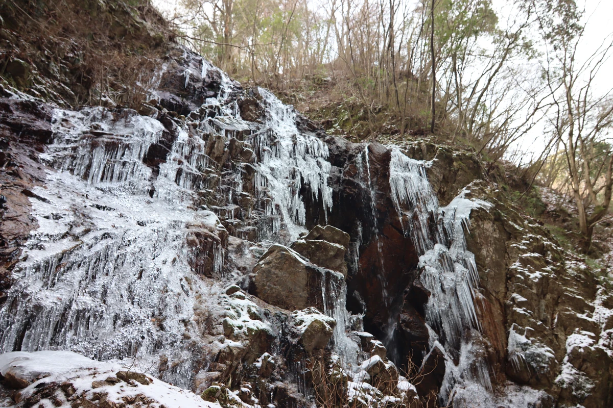 氷に覆われた冬の滝